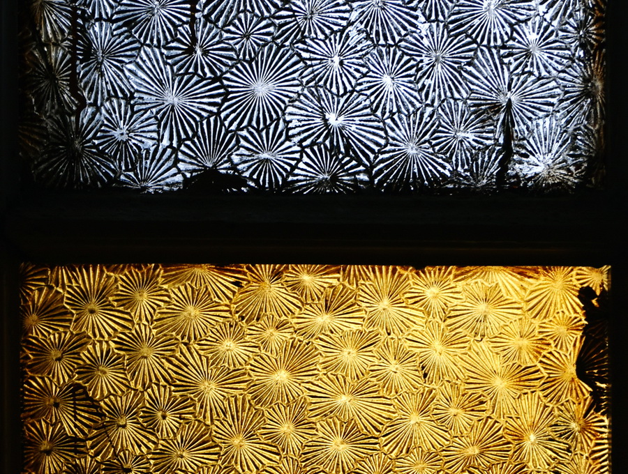 Фактурные стекла в окнах дома по адресу Басков пер., 41 — ул. Радищева, 29. Петербург. Фото 2020